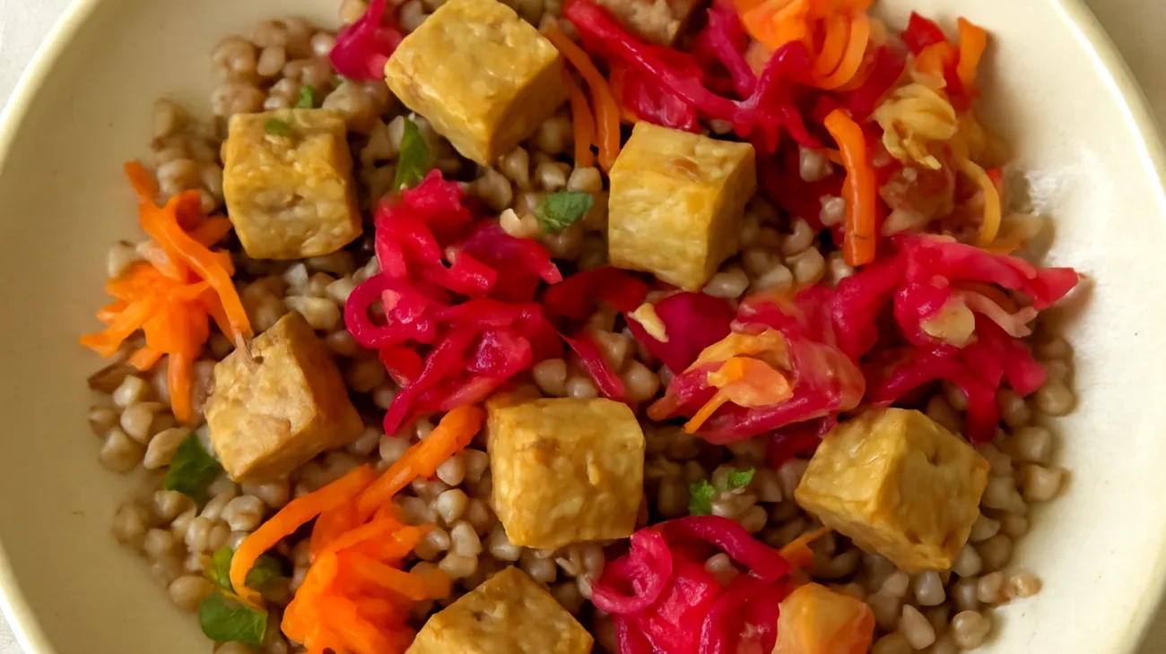 Buchweizen-Salat mit Tempeh und fermentiertem Gemüse"