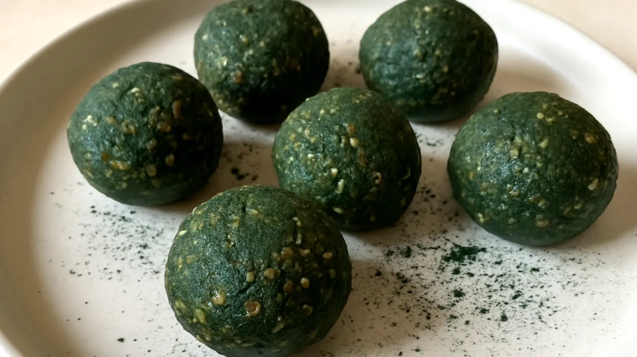Hanfsamen-Dattel-Energiebällchen mit Spirulina"