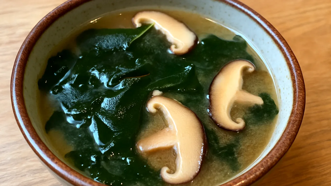 Miso-Suppe mit Wakame-Algen und Shiitake-Pilzen"