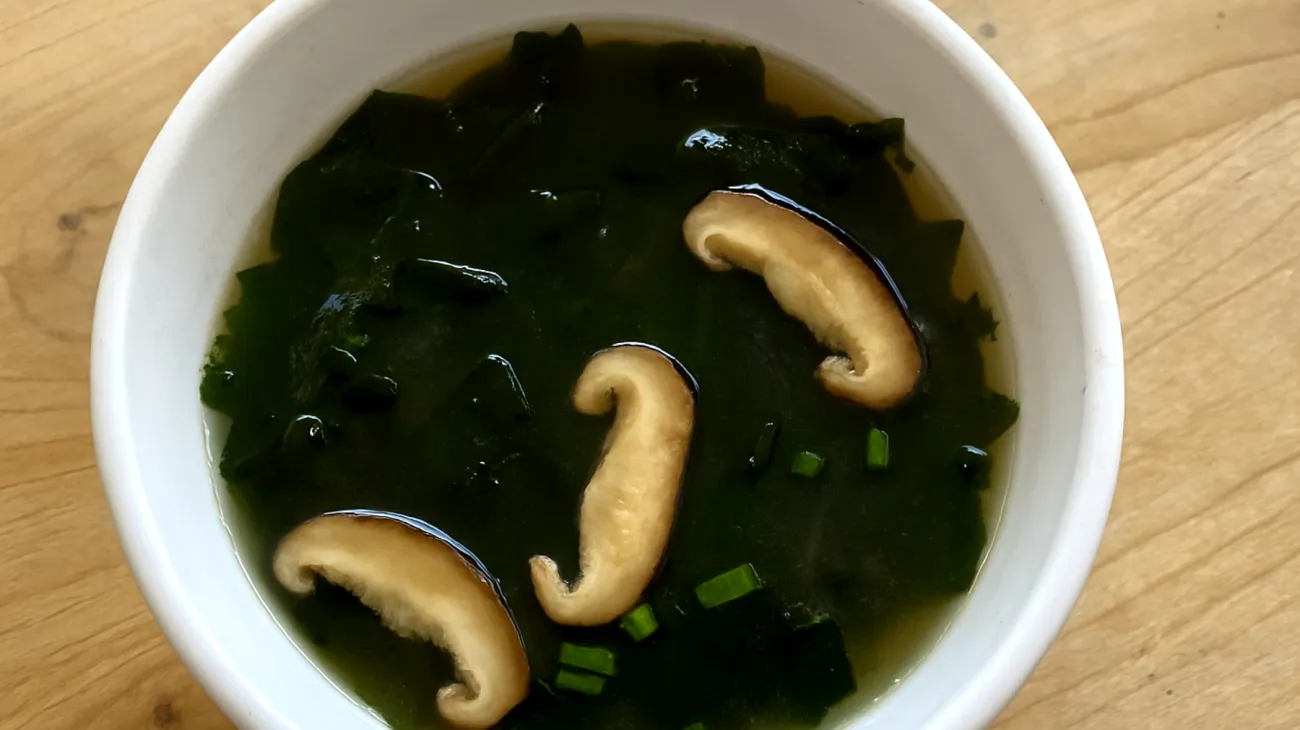 Miso-Suppe mit Wakame-Algen und Shiitake-Pilzen"