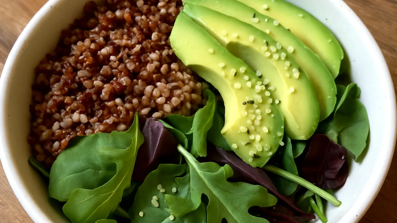 Quinoa-Buchweizen-Bowl mit Hanfsamen und Avocado"